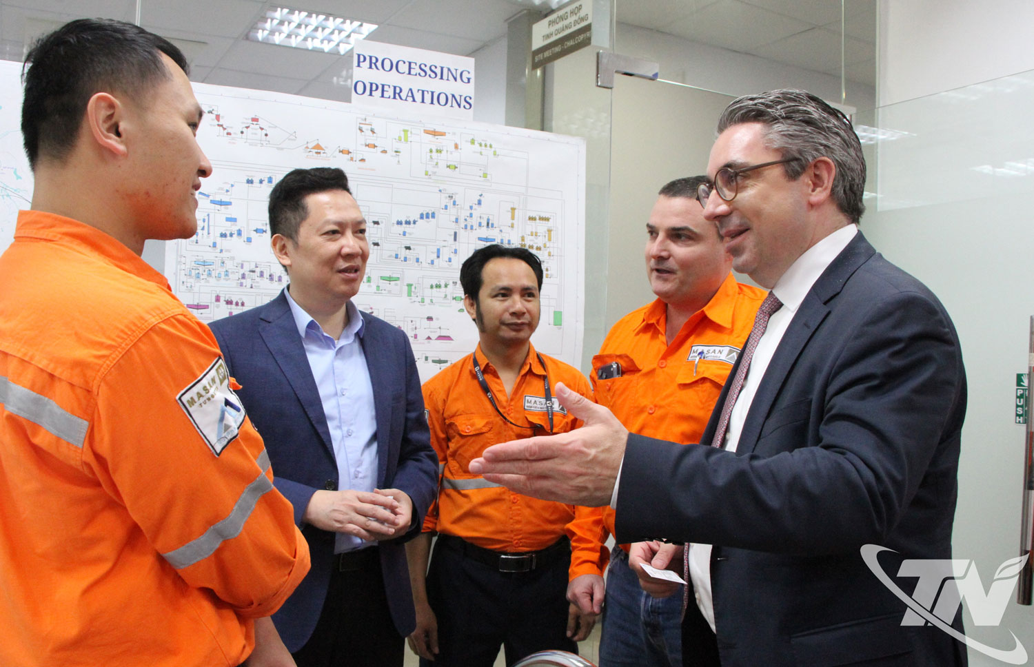 Quốc vụ khanh Nghị viện, Bộ Kinh tế và Năng lượng Liên bang Đức Stefan Rouenhoff (ngoài cùng bên phải) cùng lãnh đạo các doanh nghiệp hàng đầu của Đức tới thăm và làm việc tại Masan High-Tech Materials.