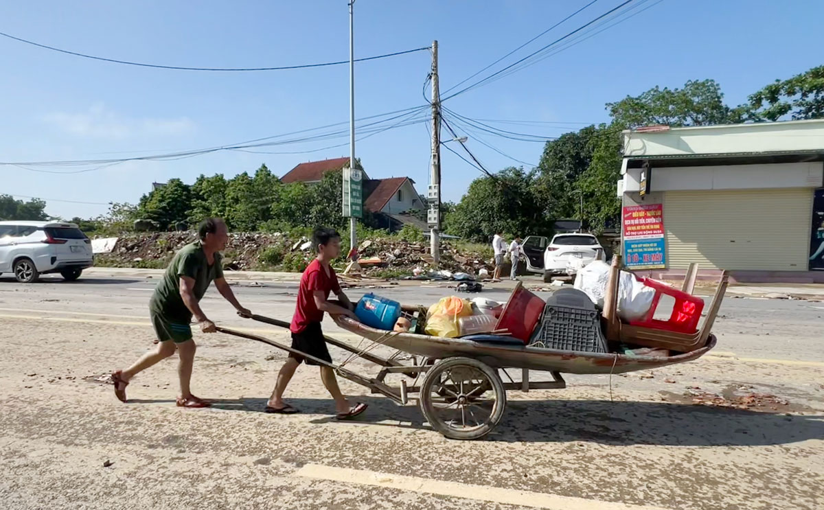 Người dân vận chuyển rác tới điểm tập kết.