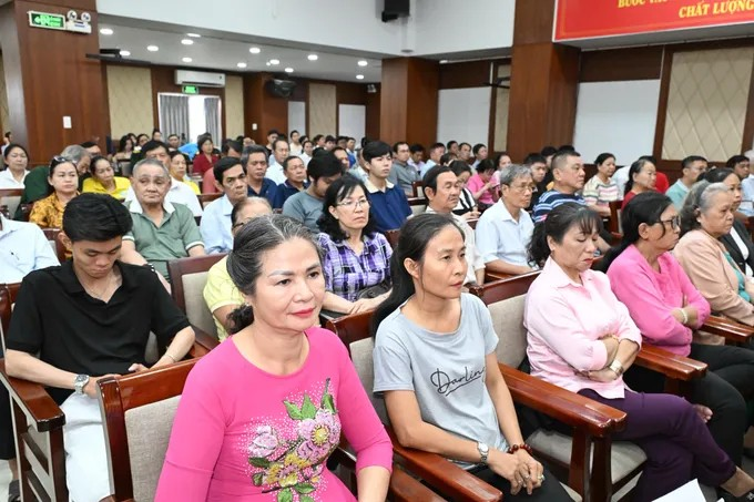 Cử tri dự buổi tiếp xúc cử tri. Ảnh: VIỆT DŨNG