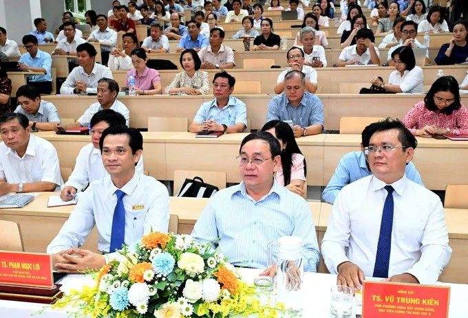 Các đại biểu tham dự lễ khai giảng lớp bồi dưỡng. Ảnh: VIỆT DŨNG