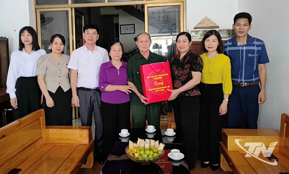 Đồng chí Đỗ Thị Minh Hoa, Ủy viên Ban Thường vụ, Trưởng Ban Tuyên giáo và Dân vận Tỉnh ủy Thái Nguyên cùng đoàn công tác thăm, tặng quà người có công với cách mạng tại xã Phú Thịnh, tỉnh Thái Nguyên.