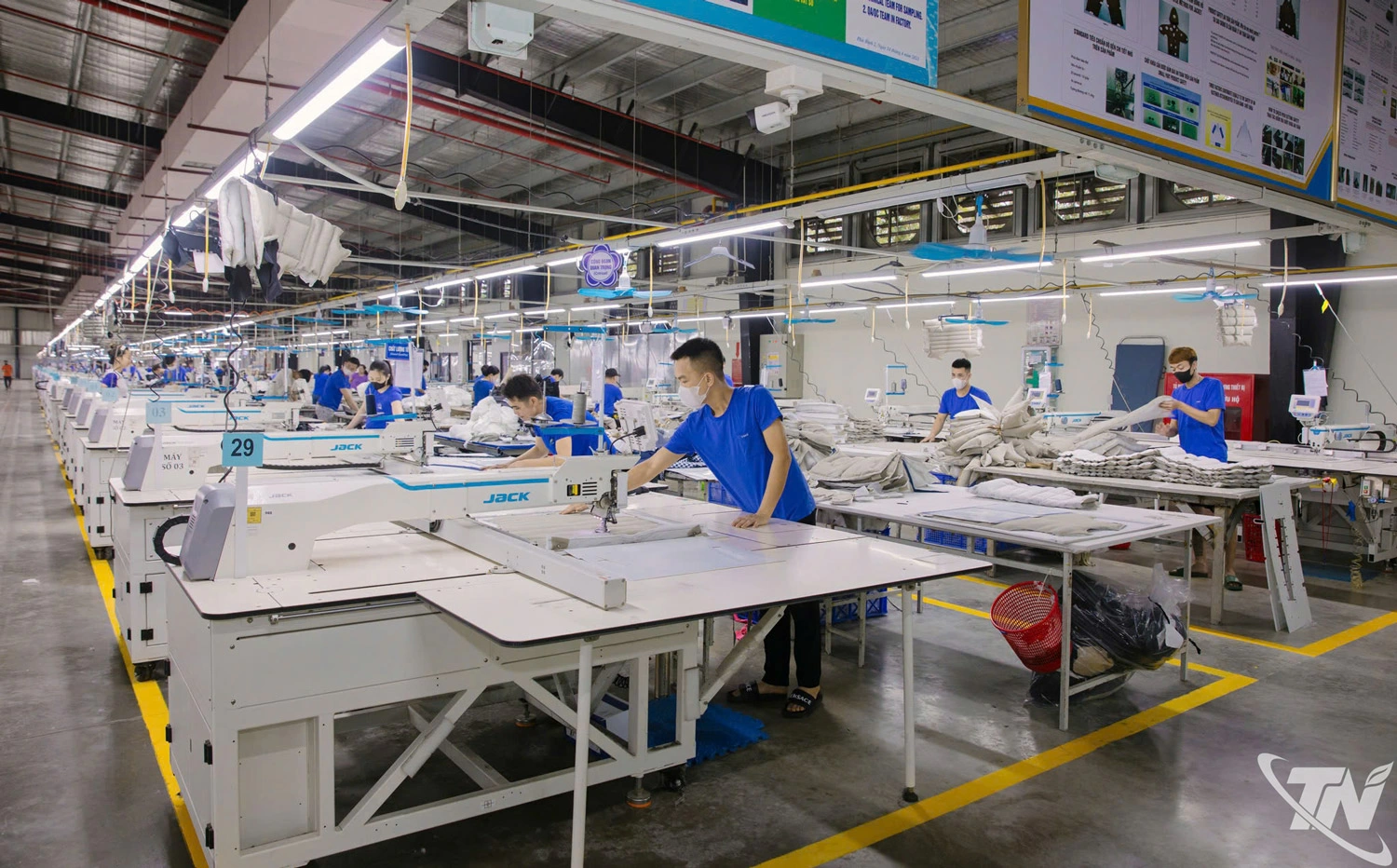Đến nay, giá trị sản xuất công nghiệp trên địa bàn tỉnh Thái Nguyên đã vượt mốc trên 1 triệu tỷ đồng/năm. Trong ảnh: Sản xuất hàng may mặc xuất khẩu tại Công ty CP Đầu tư và Thương mại TNG.