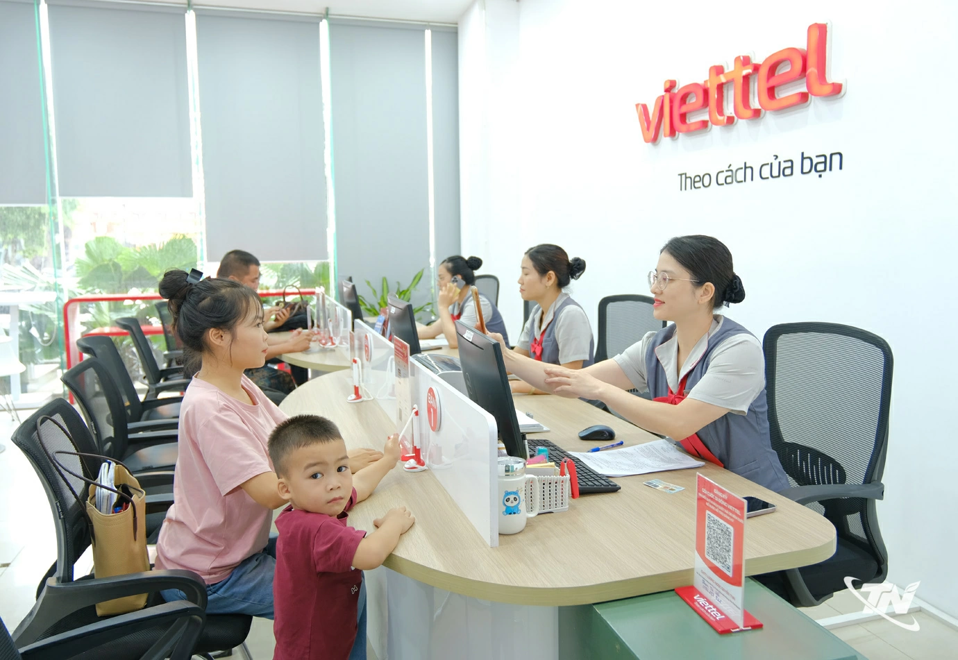 Nhân viên Viettel Thái Nguyên hỗ trợ người dân cài đặt mạng 5G, từng bước phổ cập hạ tầng viễn thông   đáp ứng nhu cầu sử dụng các dịch vụ số tốc độ cao.