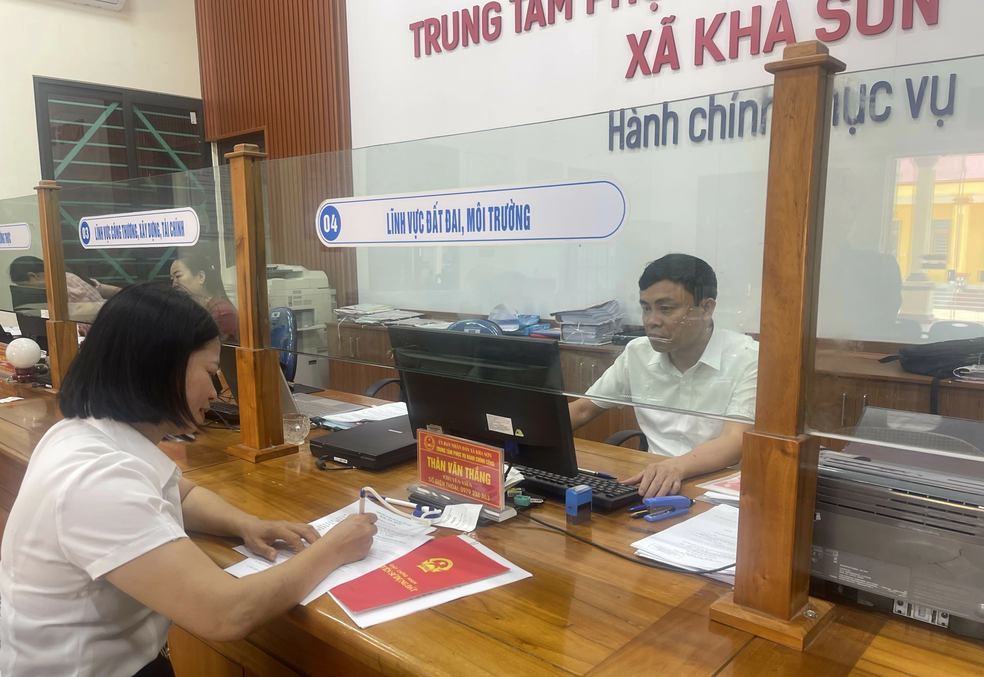 Cán bộ Trung tâm Phục vụ hành chính công xã Kha Sơn tiếp nhận, xử lý hồ sơ lĩnh vực đất đai cho người dân.