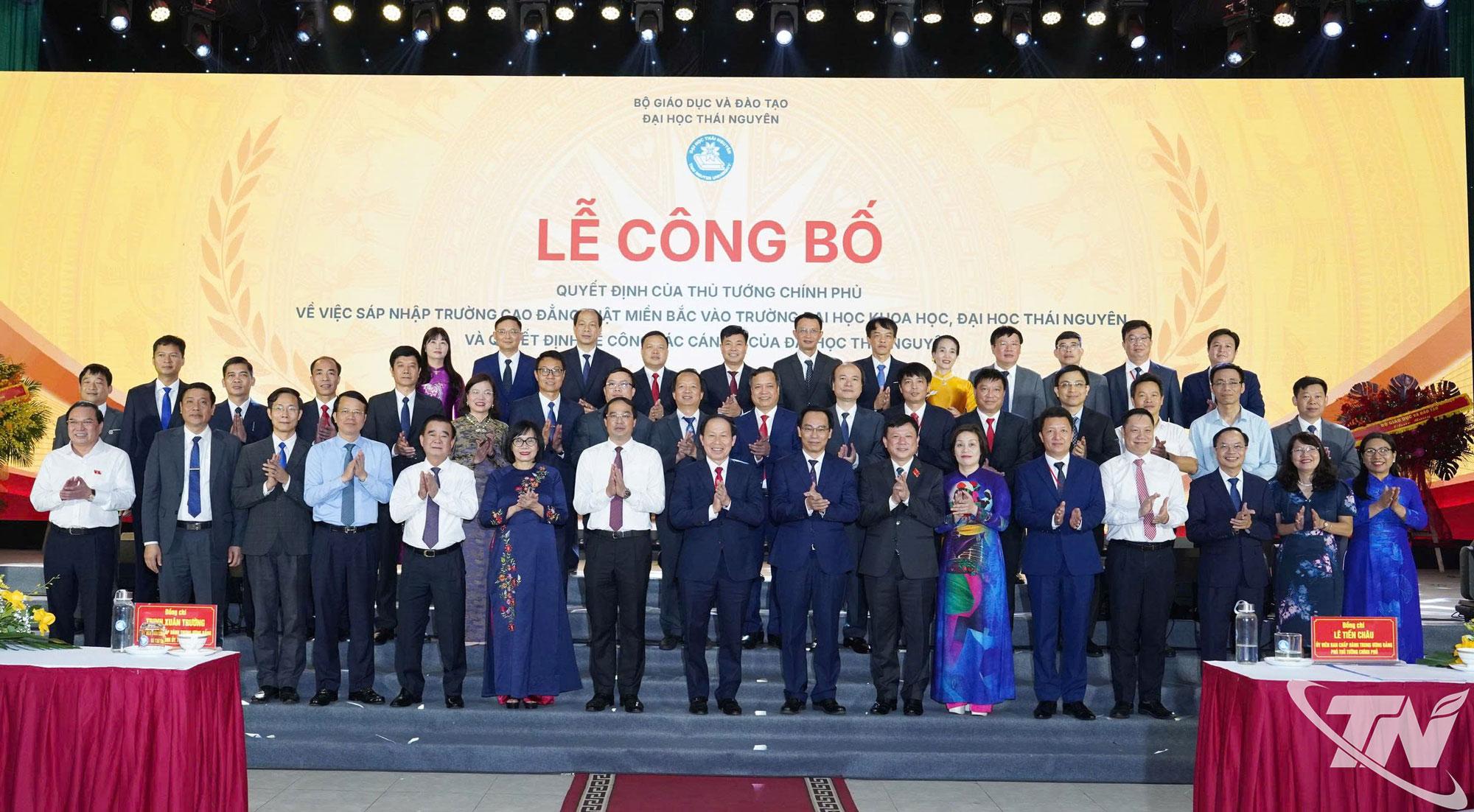 Phó Thủ tướng Chính phủ Lê Tiến Châu và các đại biểu chụp ảnh lưu niệm.