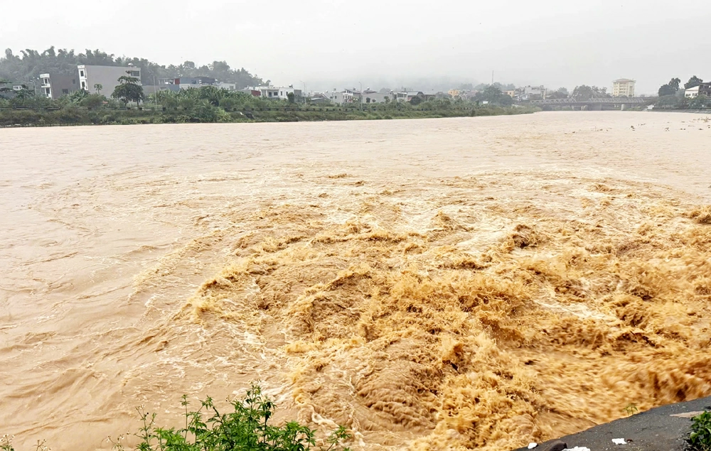 Lũ trên sông Cầu dâng cao, lên nhanh.