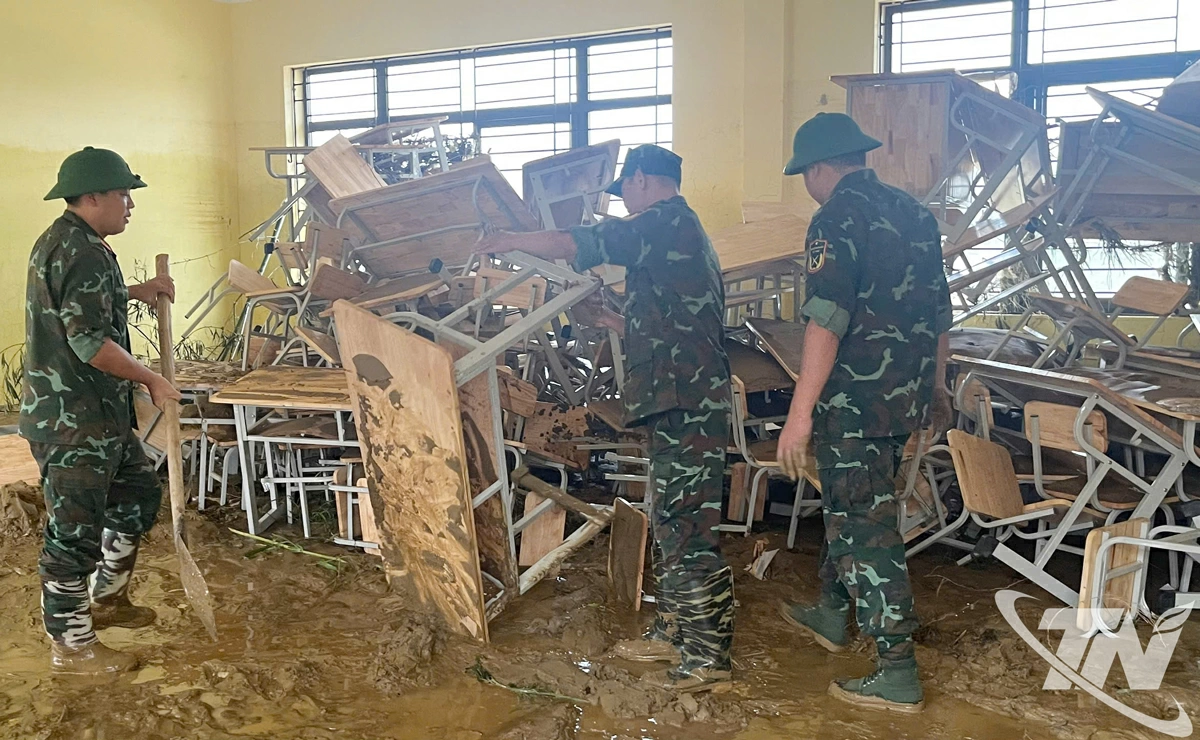 Lực lượng quân đội hỗ trợ Trường Phổ thông Dân tộc nội trú Na Rì dọn dẹp sau bão số 11.