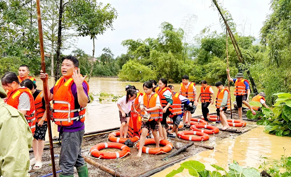 Khoảng 15 giờ 40 phút ngày 7-10, trên 100 học sinh Trường Phổ thông Dân tộc nội trú Na Rì đã được lực lượng chức năng di chuyển đến nơi an toàn. Công tác cứu hộ, cứu nạn đang tiếp tục được thực hiện, tuy nhiên gặp nhiều khó khăn do nước chảy xiết và khó tiếp cận.