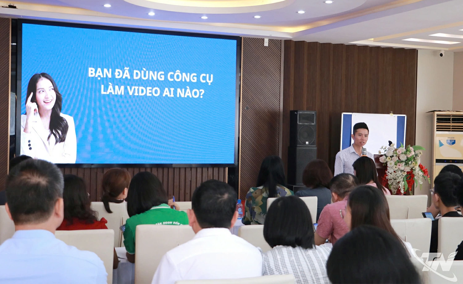 Chuyên gia chia sẻ kỹ năng ứng dụng công nghệ trí tuệ nhân tạo (AI) trong xây dựng kênh bán hàng cho đại diện các hợp tác xã.