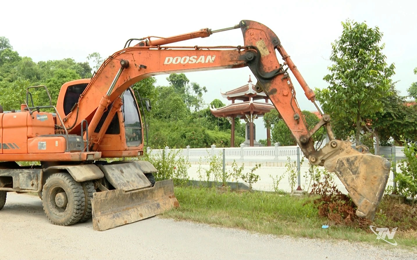 Máy móc, thiết bị được huy động, tập trung thi công các hạng mục   công trình trên địa bàn xã Phú Thịnh.