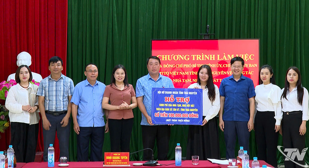Hội Nữ doanh nhân tỉnh Thái Nguyên trao tặng 100 triệu đồng hỗ trợ xã Tân Kỳ thực hiện chương trình xóa nhà tạm, nhà dột ná
