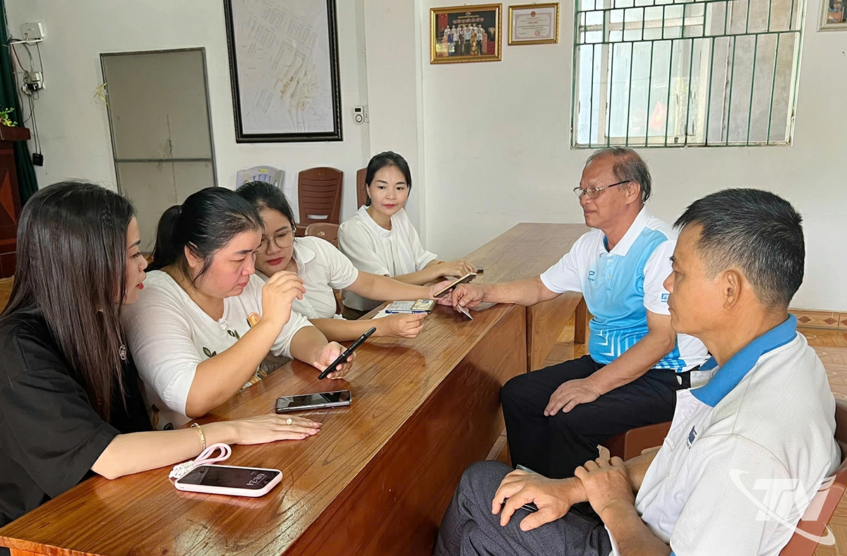 Đội tình nguyện công nghệ số tổ 5A, phường Bắc Kạn, hỗ trợ cài đặt các tiện ích số trên ứng dụng VNeID cho người dân.