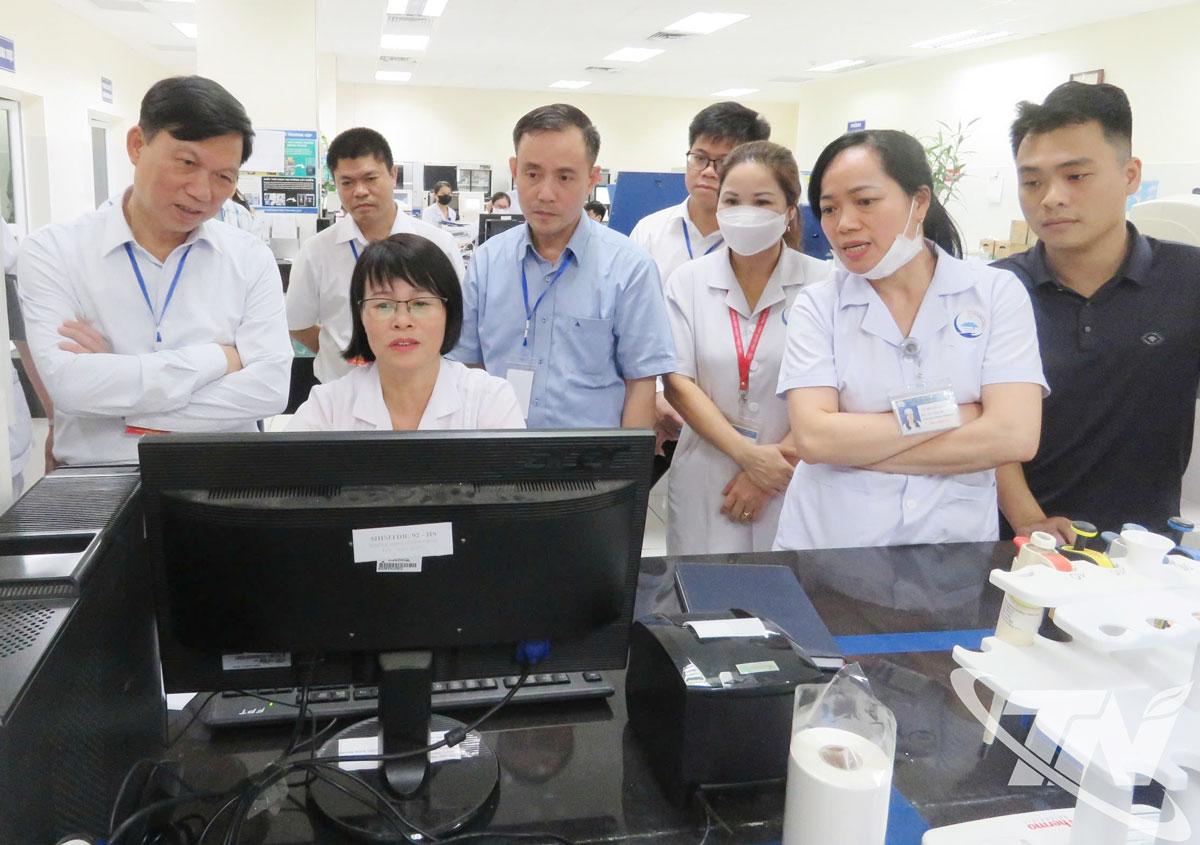 Cán bộ Bệnh viện Đa khoa Bắc Kạn thẩm định bệnh án điện tử, ứng dụng chuyển đổi số trong công tác khám, chữa bệnh.