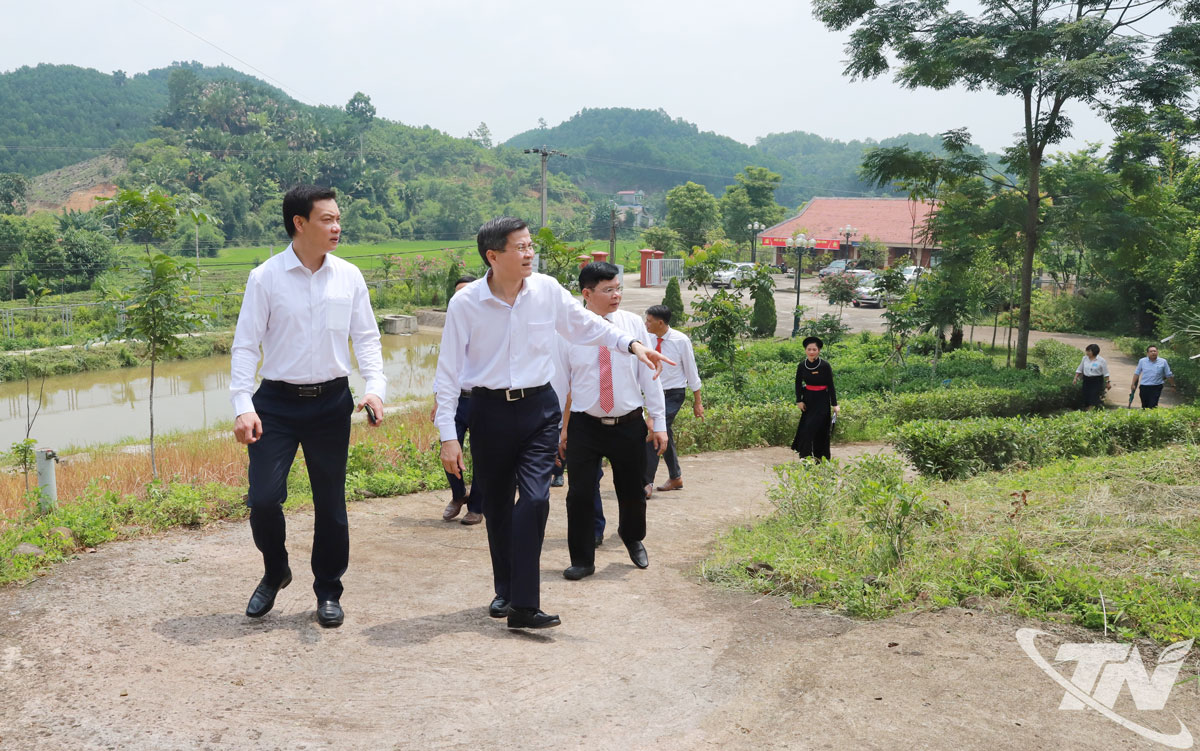 Đoàn công tác của Học viện Chính trị quốc gia Hồ Chí Minh thăm Di tích Trường Đảng Nguyễn Ái Quốc.