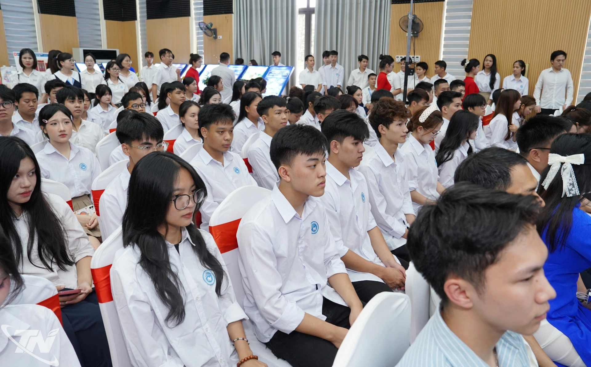Đông đảo cán bộ, giảng viên và sinh viên Nhà trường dự Lễ công bố.