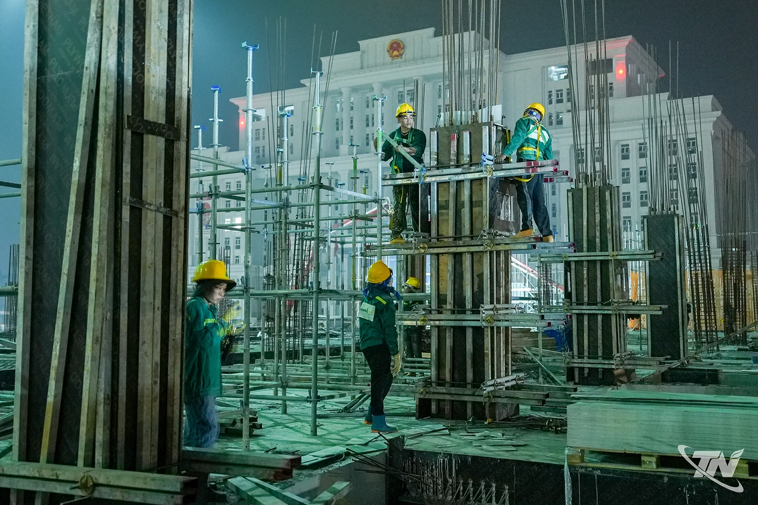 Trung bình, mỗi buổi tối có từ 100 - 200 công nhân làm việc trên công trường.