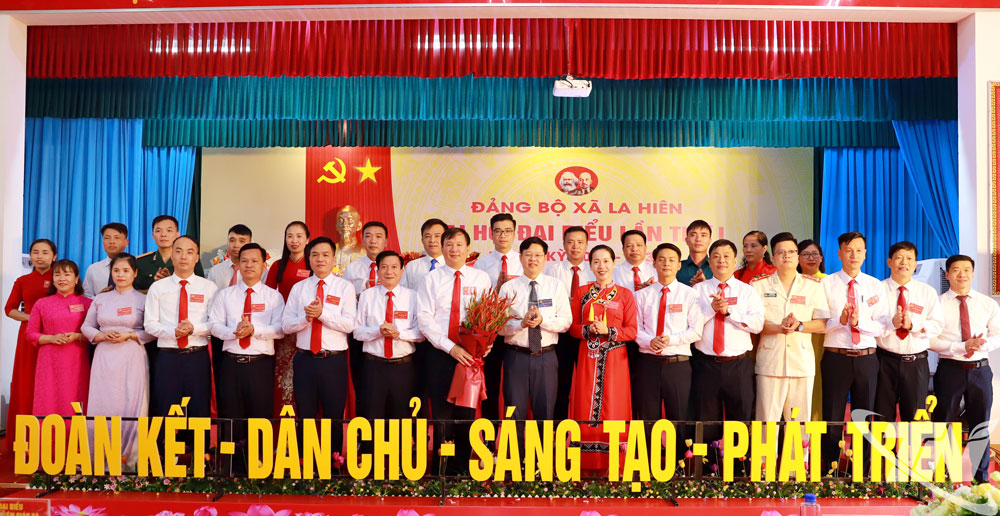 Ban Chấp hành Đảng bộ xã La Hiên, nhiệm kỳ 2025-2030 ra mắt Đại hội.