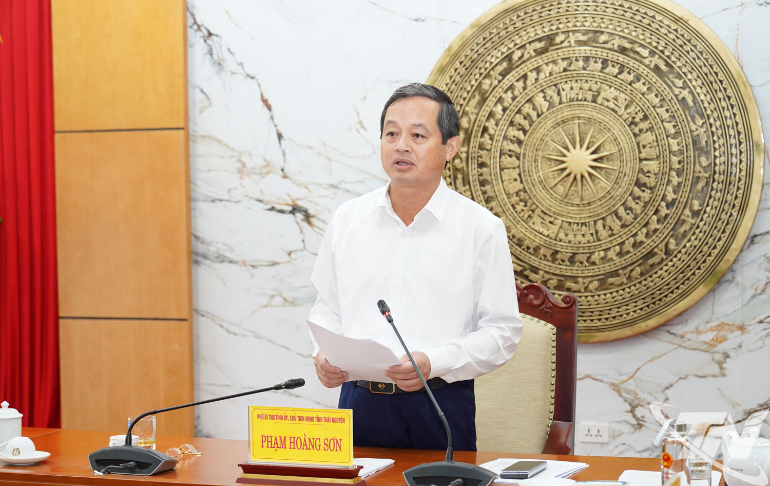 Đồng chí Phạm Hoàng Sơn, Chủ tịch UBND tỉnh Thái Nguyên, báo cáo tại Hội nghị
