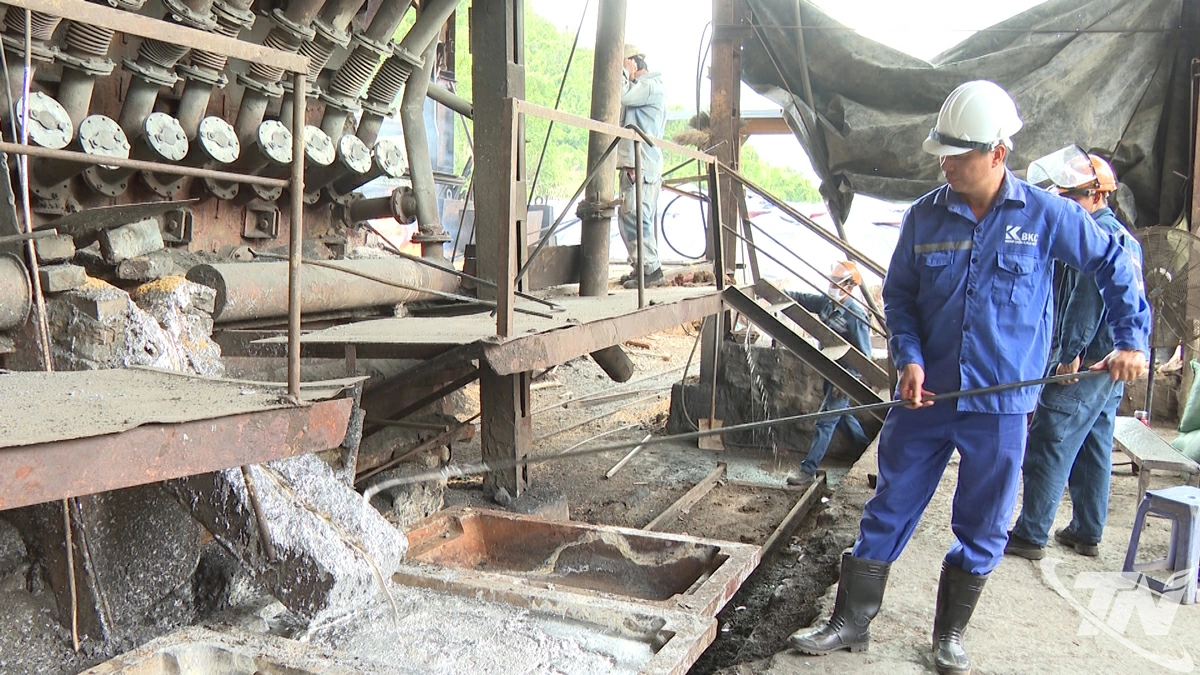 Công nhân vận hành dây chuyền chế biến quặng chì - kẽm tại nhà máy của Công ty CP Khoáng sản Bắc Kạn.