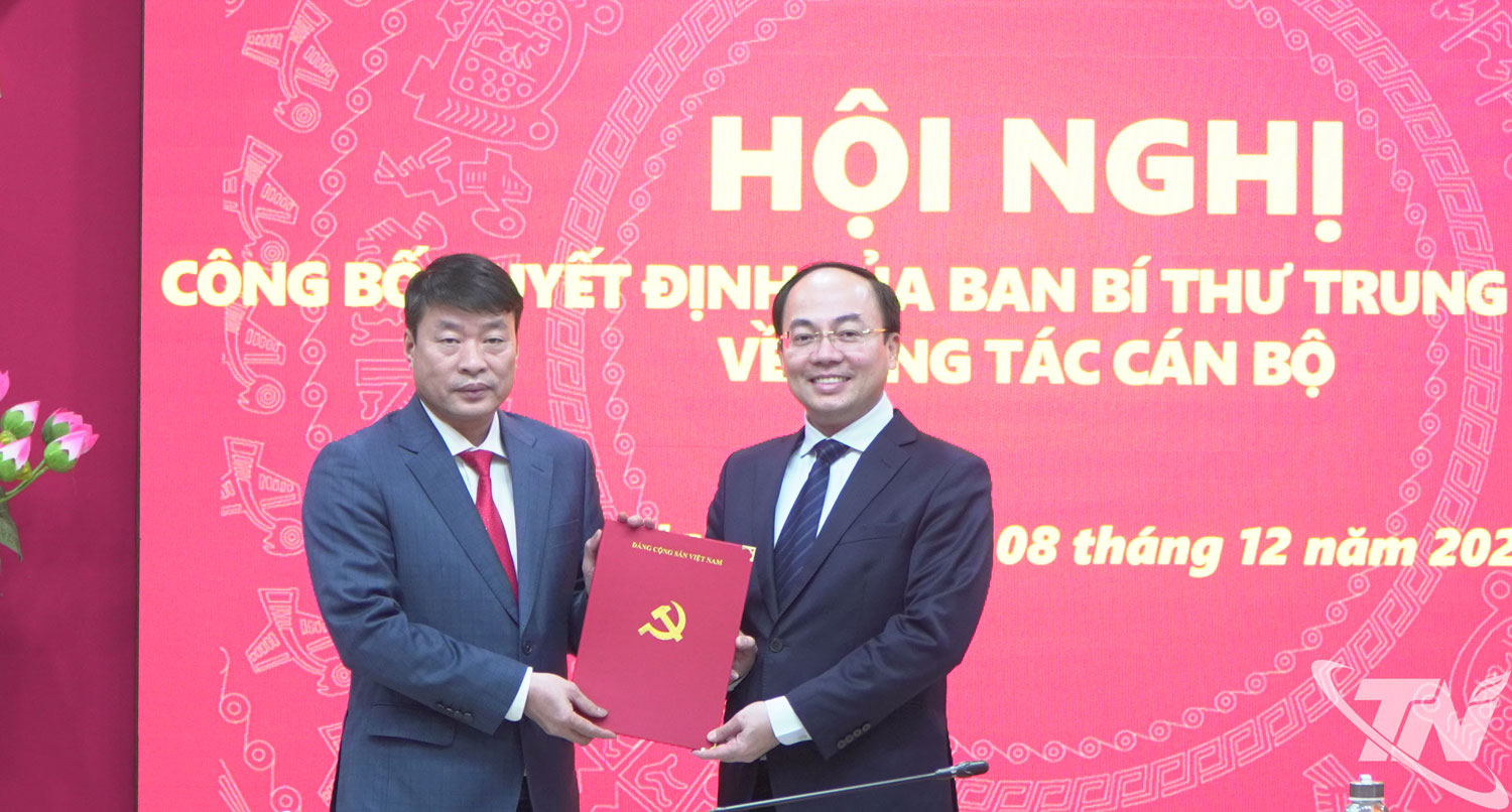 Đồng chí Nguyễn Đăng Bình, Phó Bí thư Thường trực Tỉnh ủy, Chủ tịch HĐND tỉnh trao Quyết định của Ban Bí thư cho đồng chí Trần Văn Hậu.