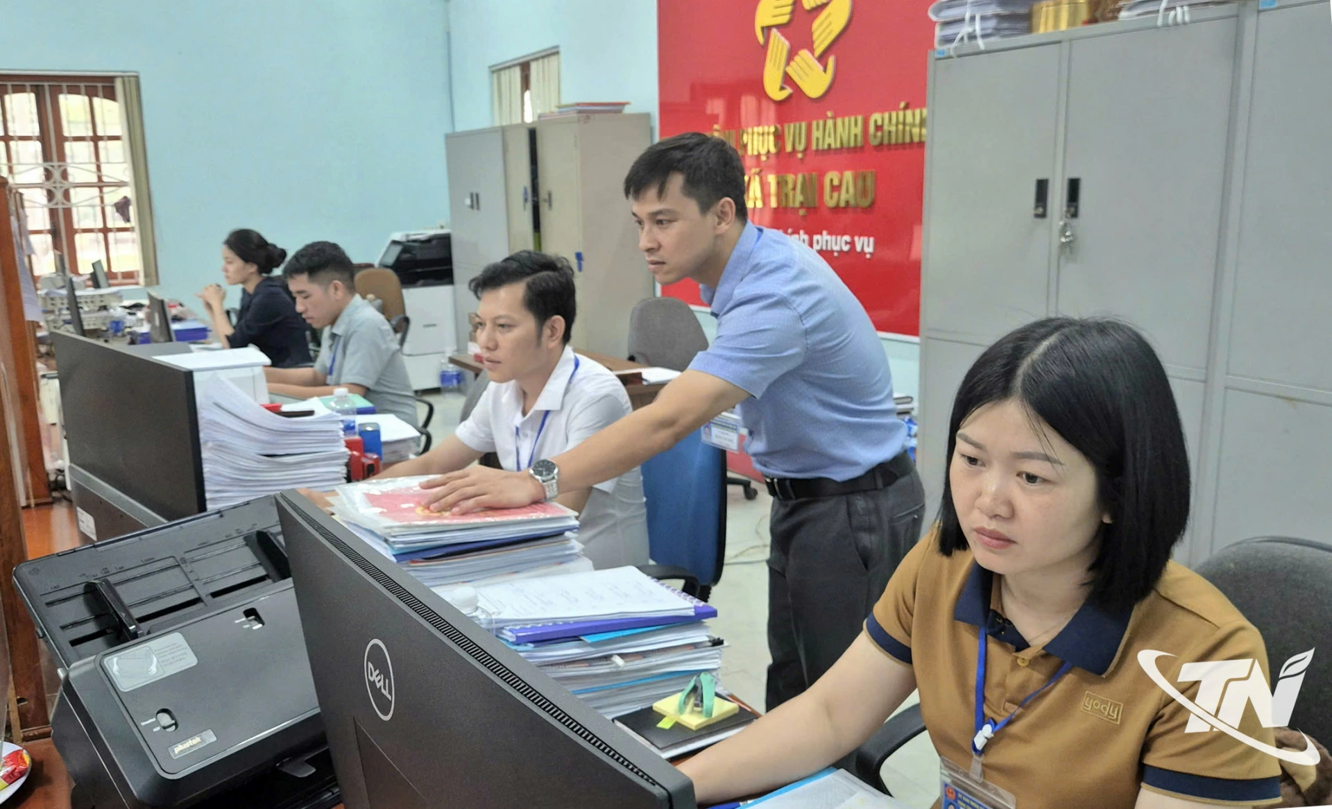 Đổi mới tác phong phục vụ, lấy sự hài lòng của người dân làm trung tâm đang tạo chuyển biến rõ nét trong cải cách hành chính ở cơ sở. Trong ảnh: Cán bộ Trung tâm Phục vụ hành chính công xã Trại Cau làm việc trong ngày Thứ Bảy vì dân.