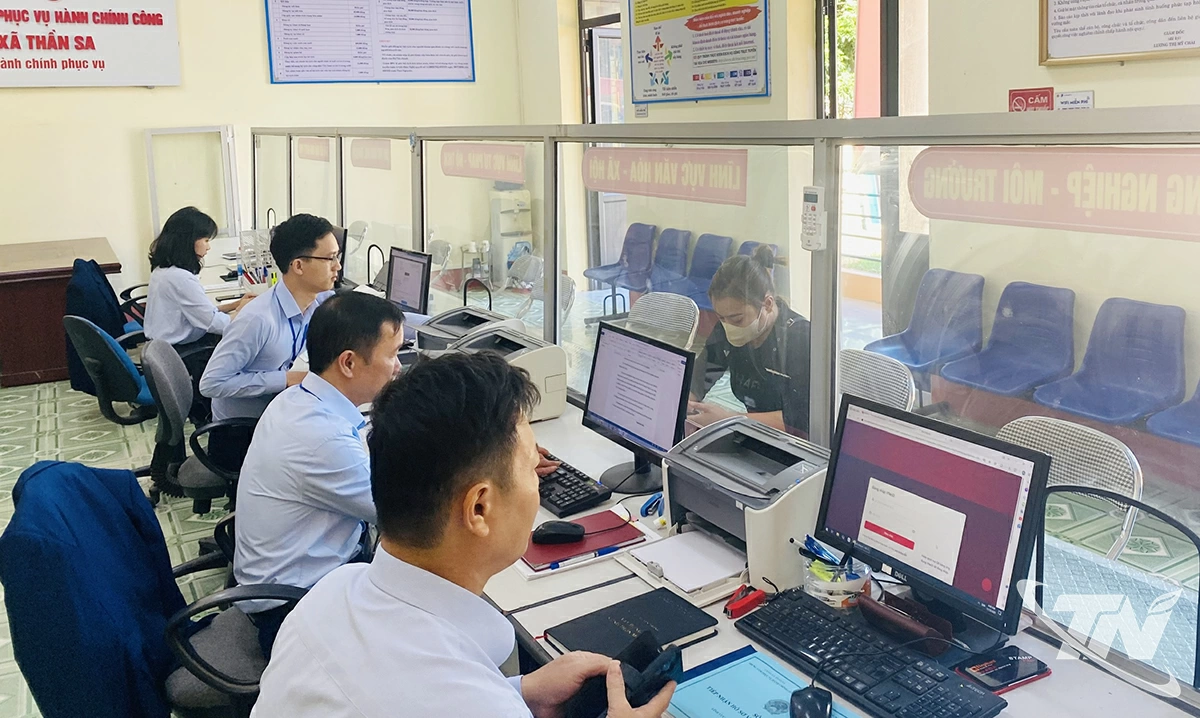 Giải quyết thủ tục h&agrave;nh ch&iacute;nh cho người d&acirc;n tại Trung t&acirc;m Phục vụ h&agrave;nh ch&iacute;nh c&ocirc;ng x&atilde; Thần Sa. Ảnh T.L