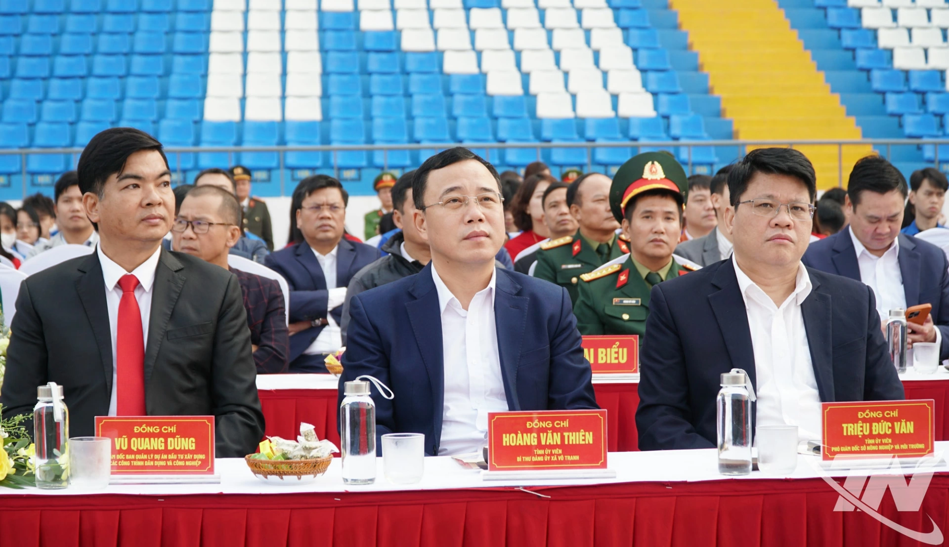 Các đồng chí lãnh đạo tỉnh và đại biểu dự Lễ khánh thành Sân vận động Thái Nguyên.