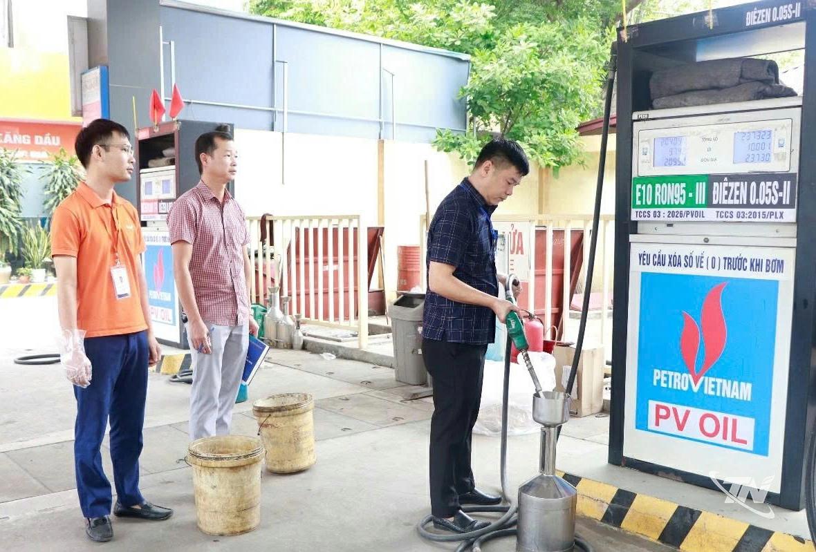 Kiểm tra sai số cột đo xăng sinh học E10 tại cửa hàng bán lẻ xăng dầu Công ty CP thương mại và du lịch Hà Lan.