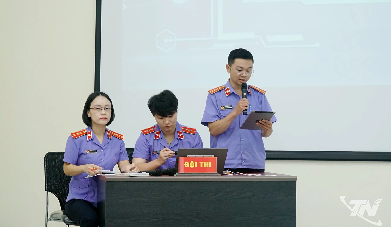 Các đội thi trình bày phần thi viết Promt ứng dựng trí tuệ nhân tạo hỗ trợ kiểm sát bản án dân sự.