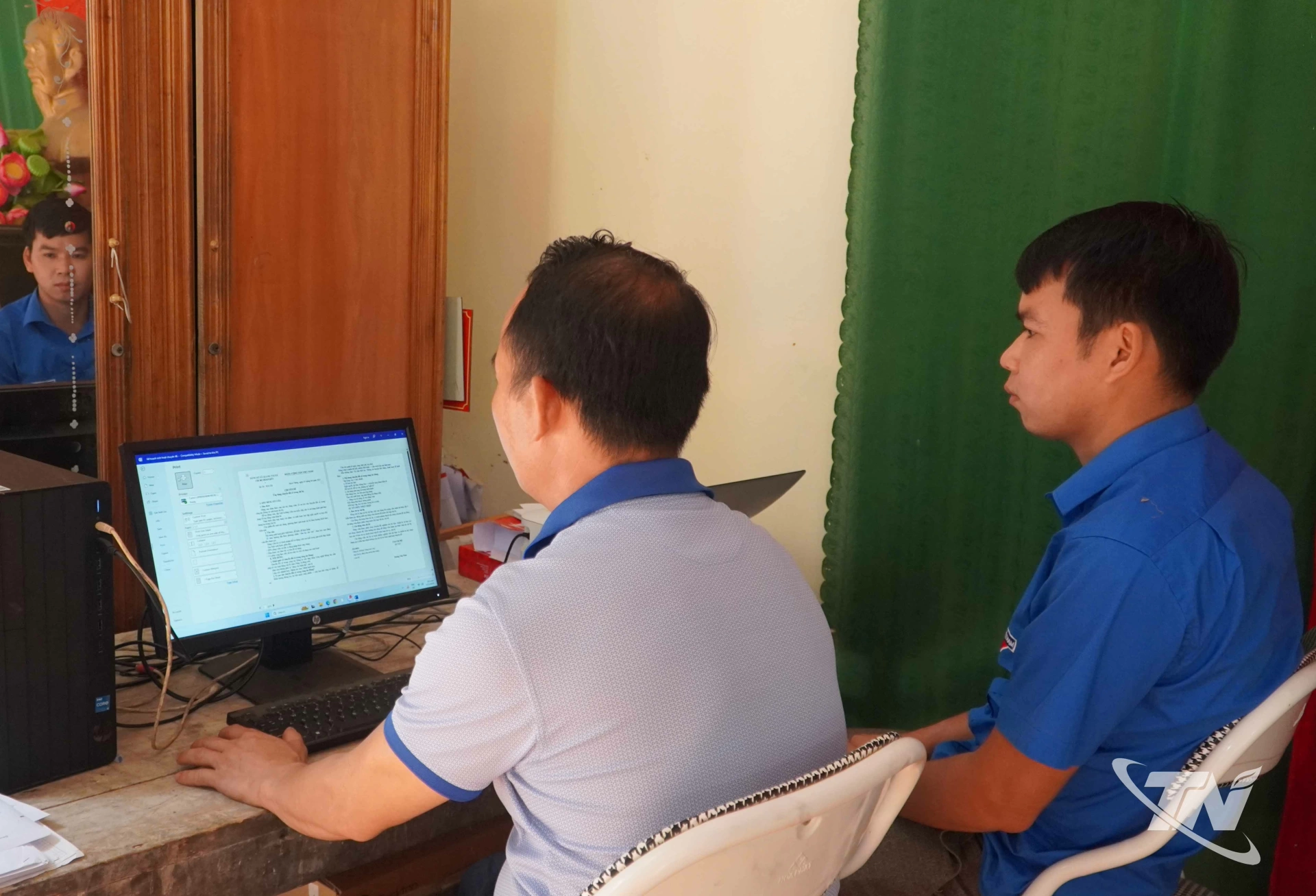 Bí thư Chi bộ thôn Đoàn Kết sử dụng máy tính để soạn thảo, lưu trữ hồ sơ và xử lý công việc trên môi trường số.