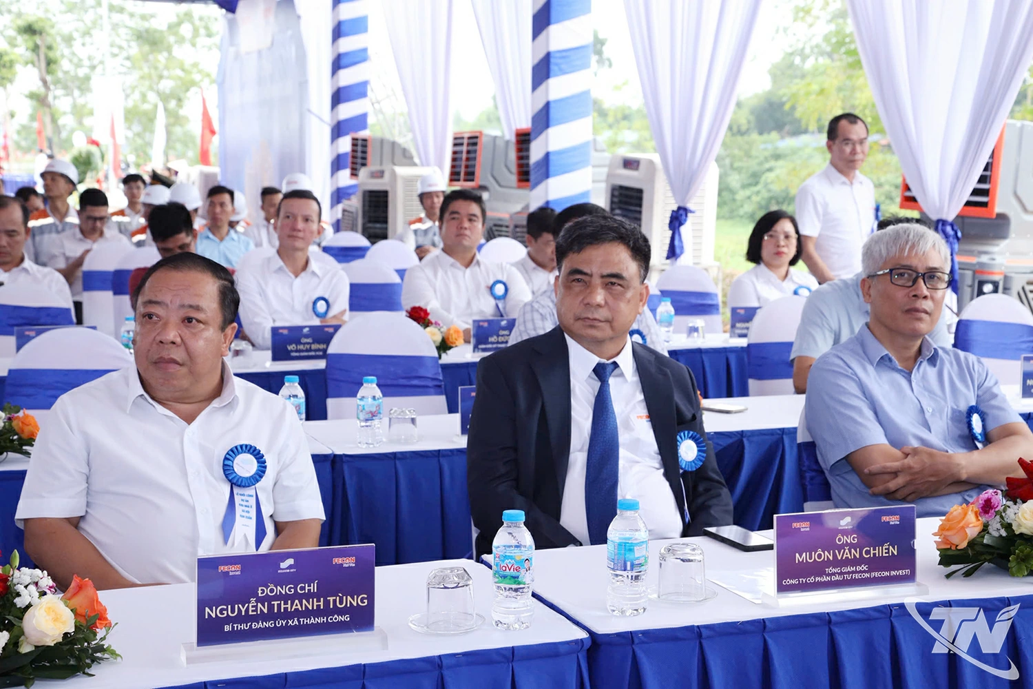 Các đại biểu dự lễ khởi công.