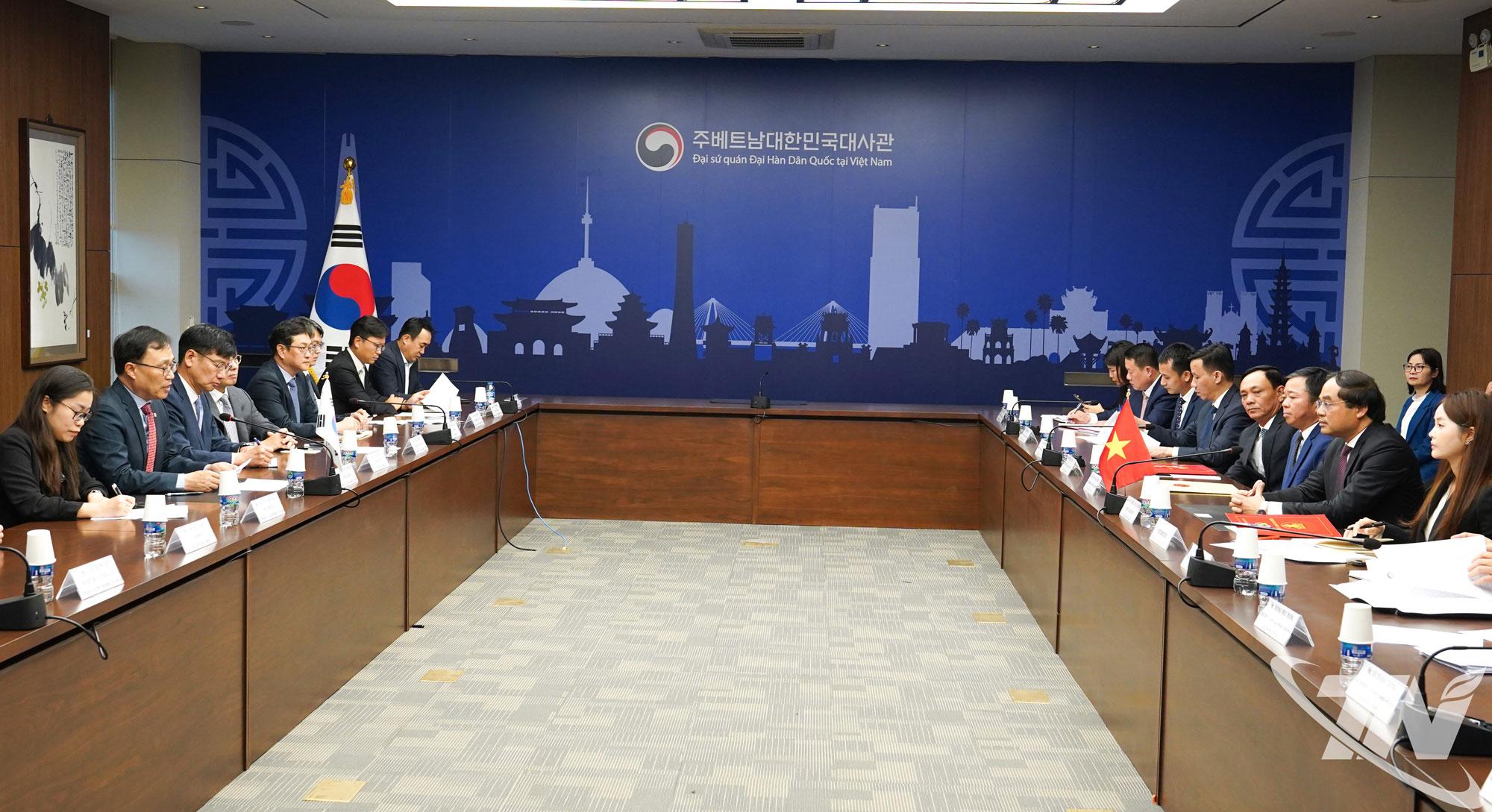 Quang cảnh buổi làm việc.