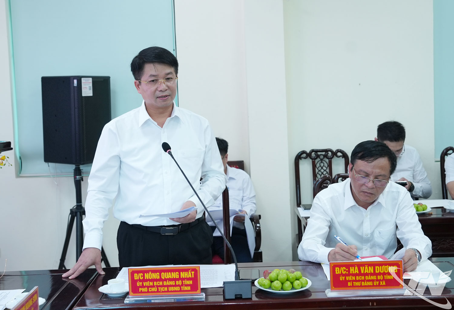 Đồng chí Phó Chủ tịch UBND tỉnh Nông Quang Nhất báo cáo về công tác dân tộc, tôn giáo trên địa bàn tỉnh.