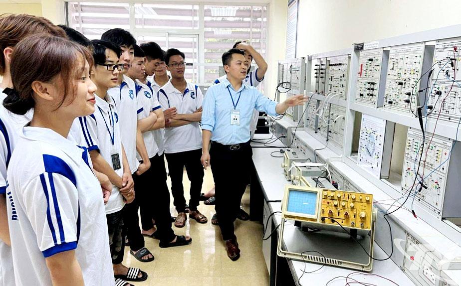 Trường Đại học Công nghệ thông tin và Truyền thông (Đại học Thái Nguyên) đầu tư cơ sở vật chất khá đồng bộ, đáp ứng nhu cầu học tập, thực hành và nghiên cứu của sinh viên.