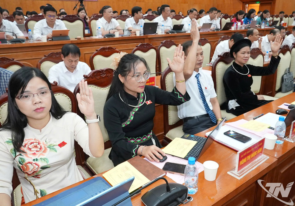 Các đại biểu biểu quyết thông qua danh sách cán bộ thôi giữ chức vụ Ủy viên UBND tỉnh Thái Nguyên khóa XIV, nhiệm kỳ 2021-2026.