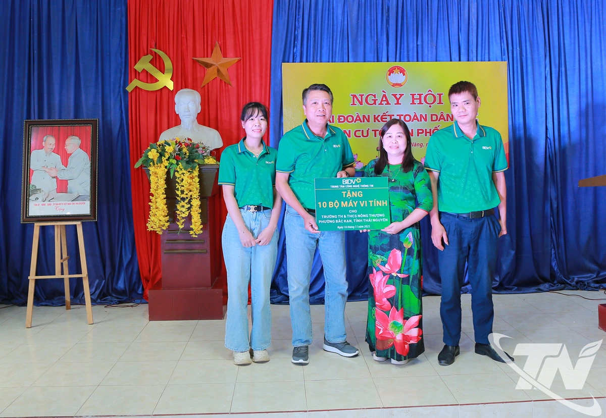 Ngân hàng BIDV Việt Nam tặng máy tính cho Trường TH&THCS Nông Thượng.