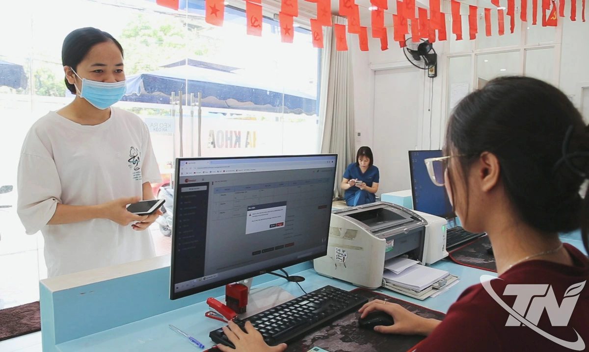 Nh&acirc;n vi&ecirc;n một cơ sở kinh doanh ở phường Vạn Xu&acirc;n in h&oacute;a đơn điện tử khởi tạo từ m&aacute;y t&iacute;nh tiền cho kh&aacute;ch h&agrave;ng.