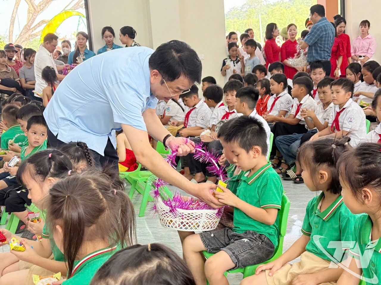 Đồng chí Phó Chủ tịch Thường trực UBND tỉnh Nguyễn Thanh Bình tặng quà cho các cháu thiếu nhi tại xã Phú Đình.