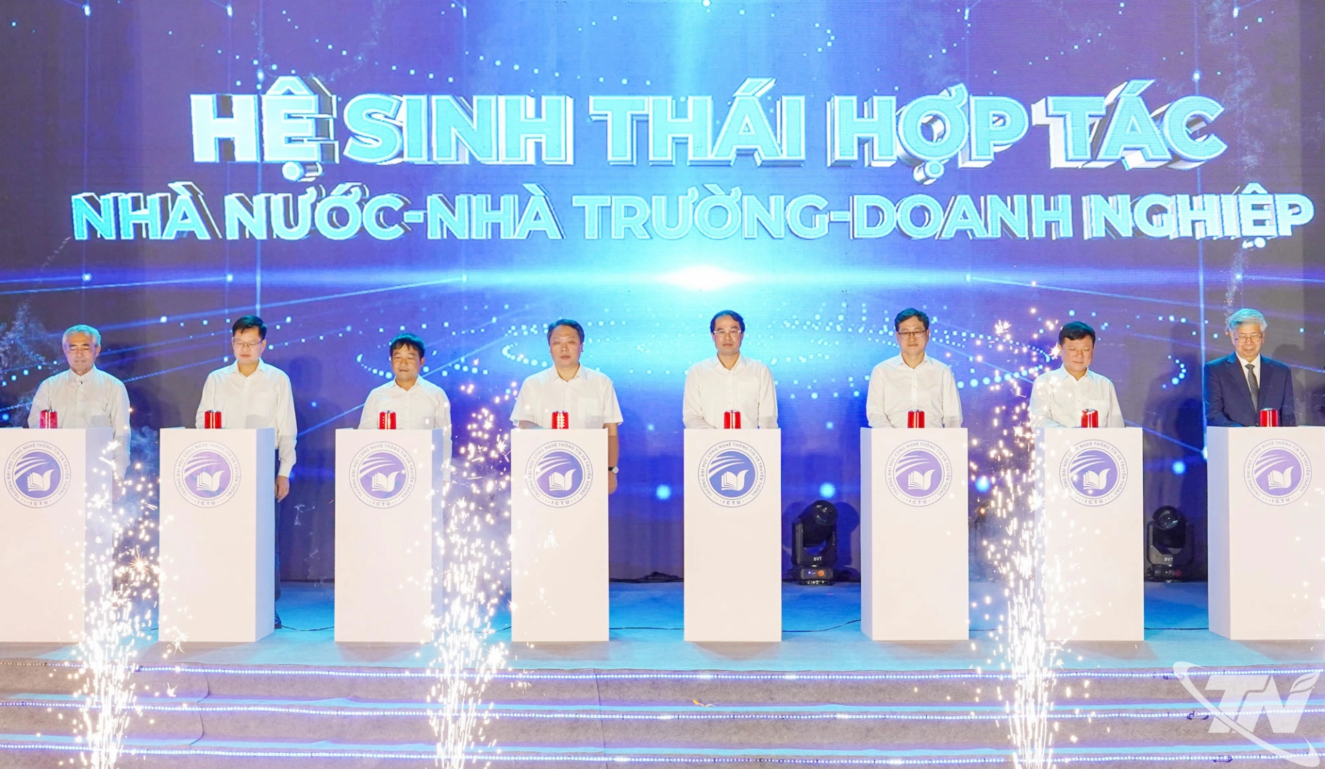 Các đại biểu thực hiện nghi thức kích hoạt Hệ sinh thái hợp tác Nhà nước - Nhà trường - Doanh nghiệp.