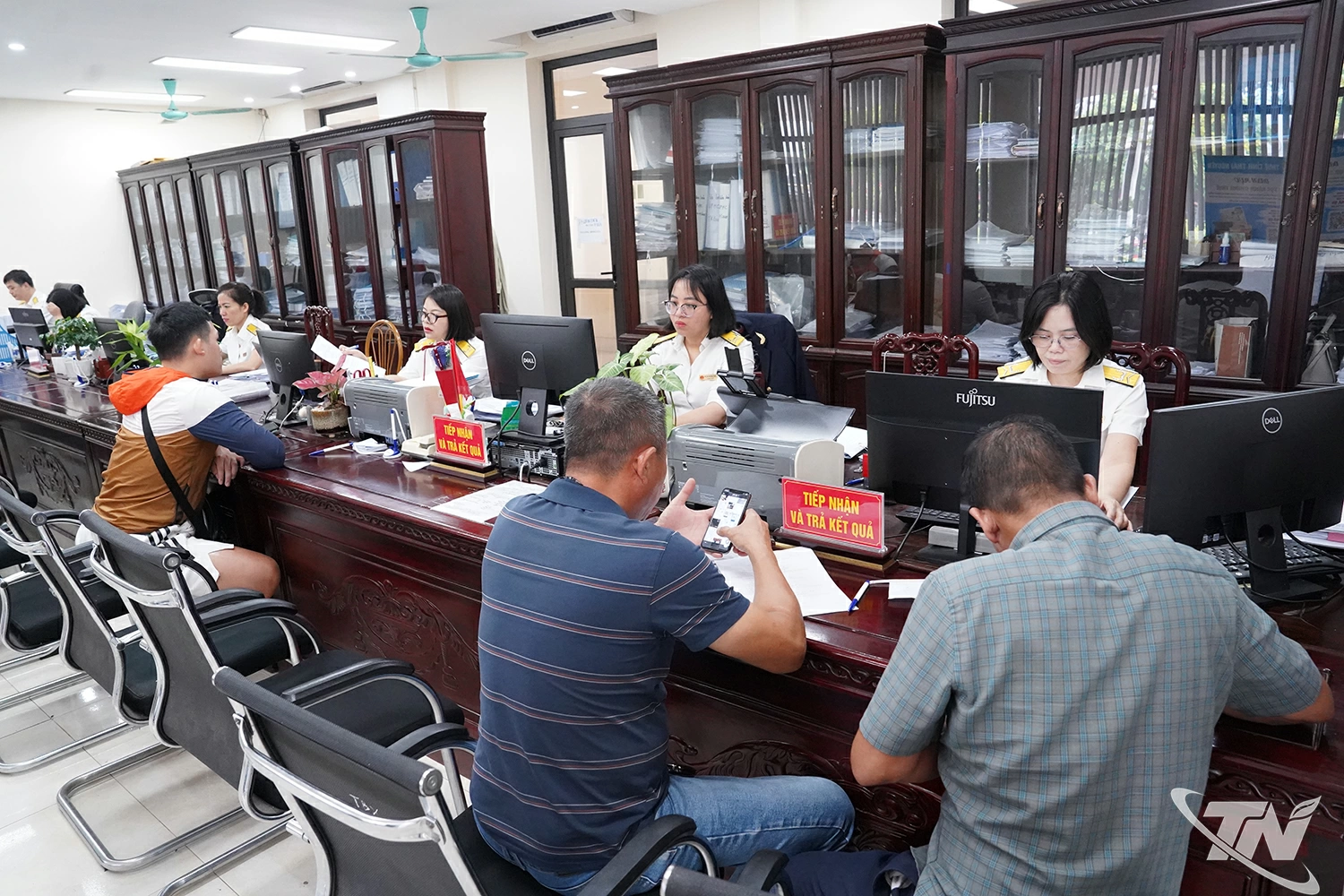 Cán bộ Thuế cơ sở 1 hướng dẫn người nộp thuế giải quyết thủ tục hành chính.
