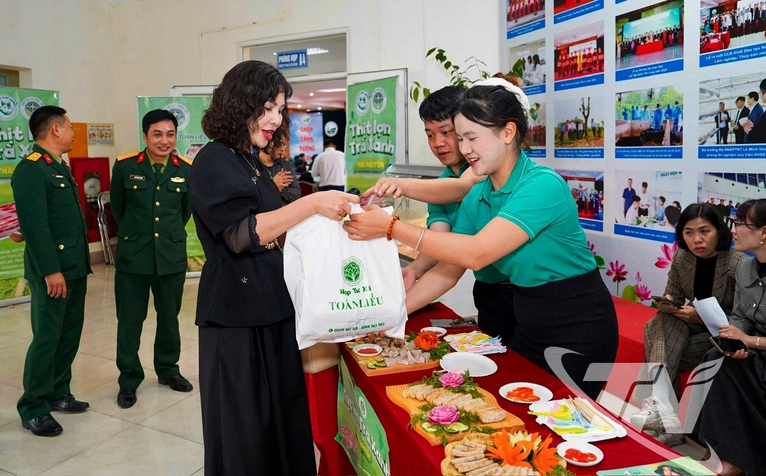 Th&aacute;i Nguy&ecirc;n đ&atilde; c&oacute; nhiều chương tr&igrave;nh x&uacute;c tiến ti&ecirc;u thụ sản phẩm OCOP trong 5 năm vừa qua.