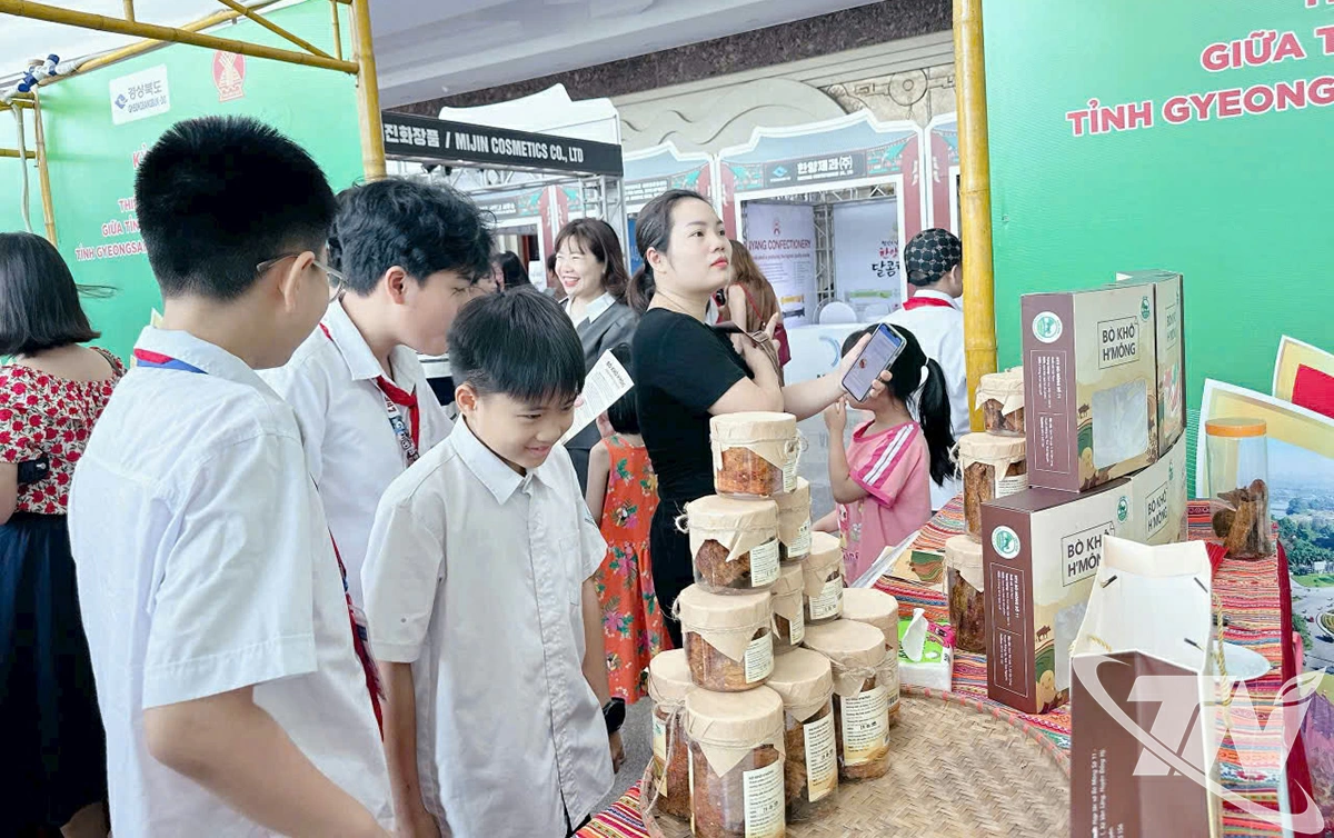   Các sản phẩm từ mô hình nuôi bò Mông thu hút sự chú ý của học sinh và khách tham quan tại hội chợ.