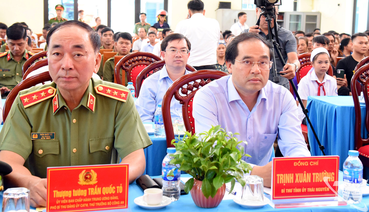 Thượng tướng Trần Quốc Tỏ, Thứ trưởng Bộ Công an và đồng chí: Trịnh Xuân Trường, Bí thư Tỉnh ủy Thái Nguyên dự Lễ truy tặng