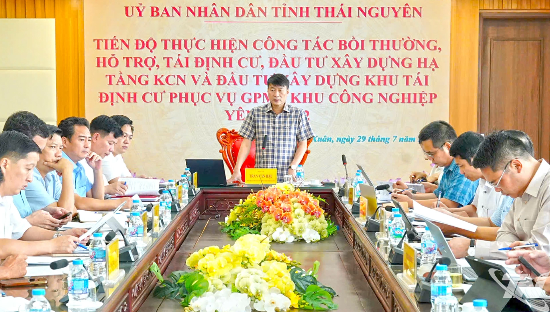 Đồng chí Phó Chủ tịch UBND tỉnh Trần Văn Hậu chủ trì Hội nghị.