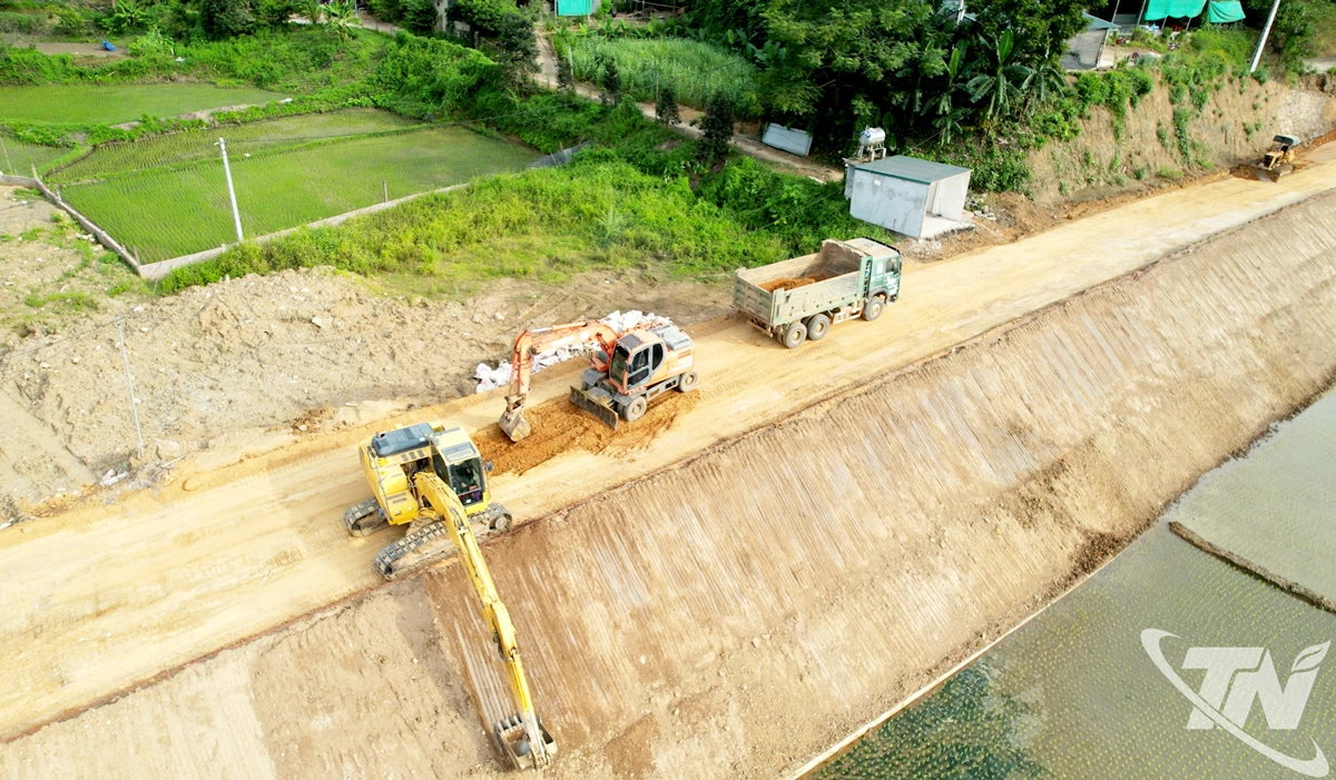 Nhà thầu đẩy nhanh tiến độ thi công tuyến đường từ hồ Ba Bể (Thái Nguyên) kết nối với Na Hang (Tuyên Quang).