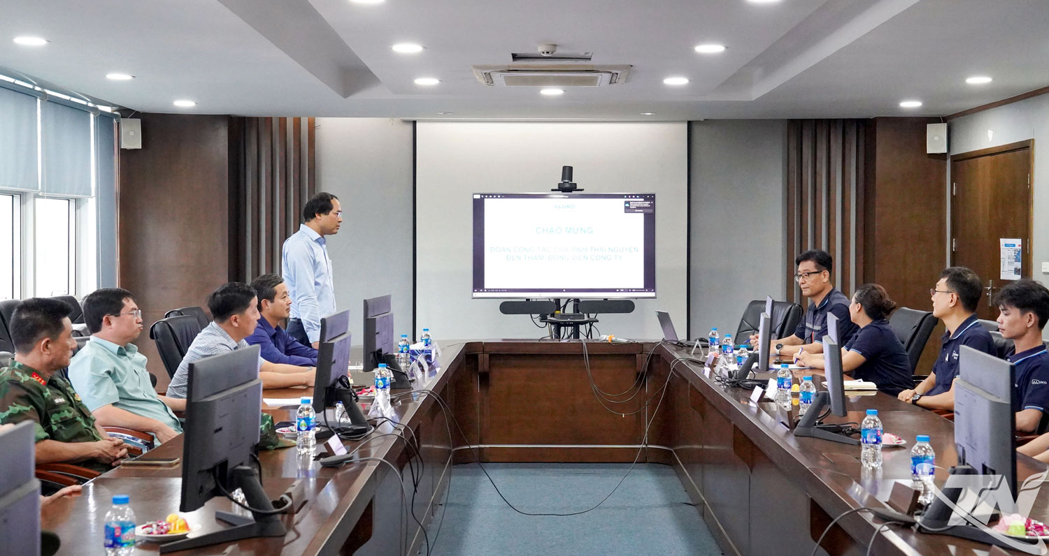 Đồng chí Bí thư Tỉnh ủy, Trịnh Xuân Trường cùng Đoàn công tác của tỉnh đến thăm, động viên tại Chi nhánh Công ty CP Hyundai Aluminum Vina (Khu công nghiệp Điềm Thụy).