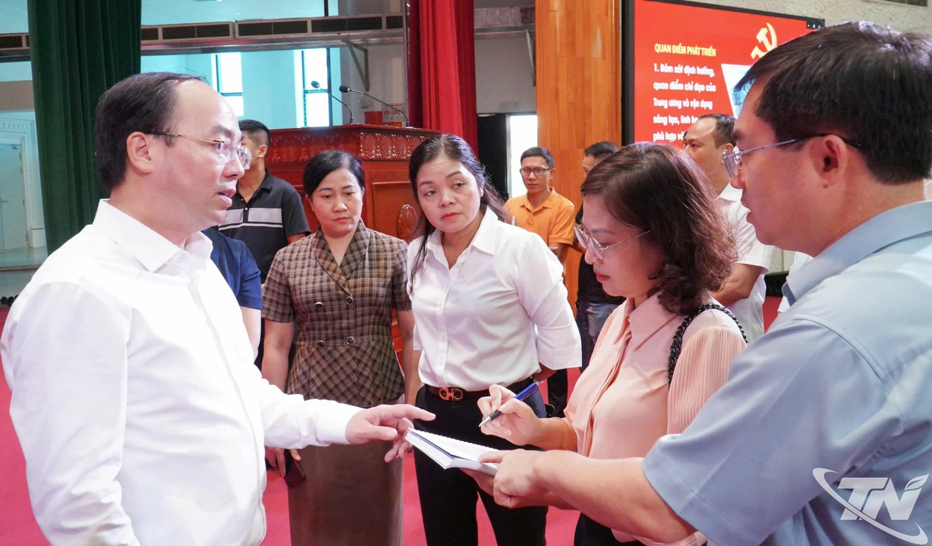 Đồng chí Nguyễn Đăng Bình kiểm tra công tác chuẩn bị phục vụ Đại hội đại biểu Đảng bộ tỉnh lần thứ I tại Trung tâm Văn hóa tỉnh.