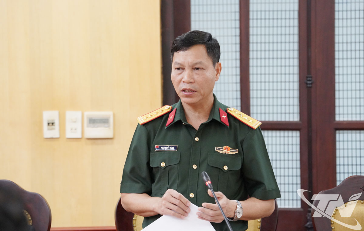 Lãnh đạo Bộ Chỉ huy Quân sự tỉnh cung cấp thông tin về công tác khắc phục hậu quả thiên tai, mưa lũ, đảm bảo sản xuất, đời sống Nhân dân sau bão số 11.