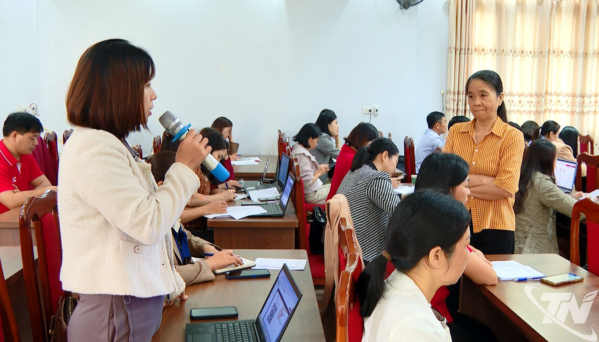 Đại biểu và giảng viên trao đổi tại lớp tập huấn