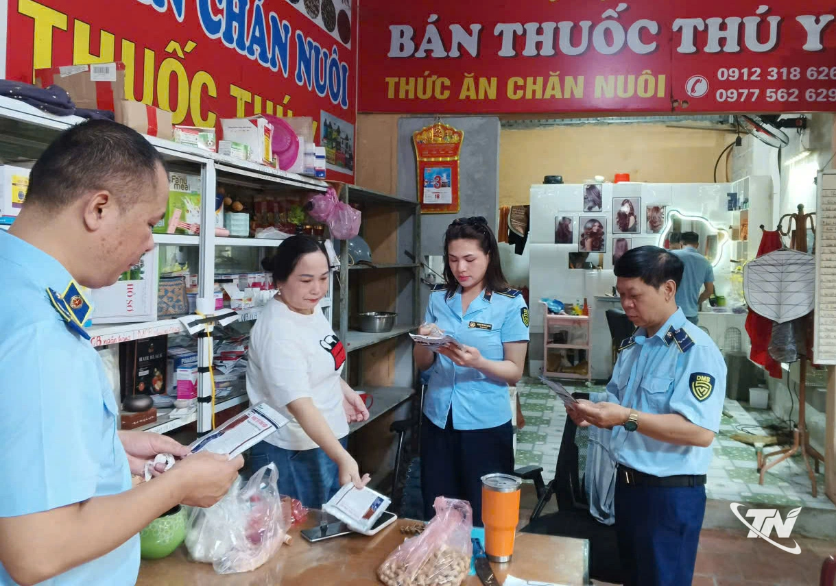 Lực lượng Quản lý thị trường kiểm tra các sản phẩm thuốc bảo vệ thực vật,   thuốc thú y, thức ăn chăn nuôi.